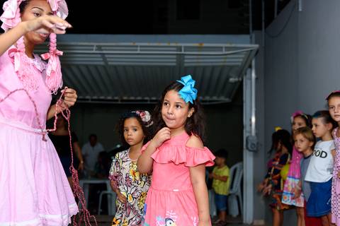 prestando atenção na brincadeira'