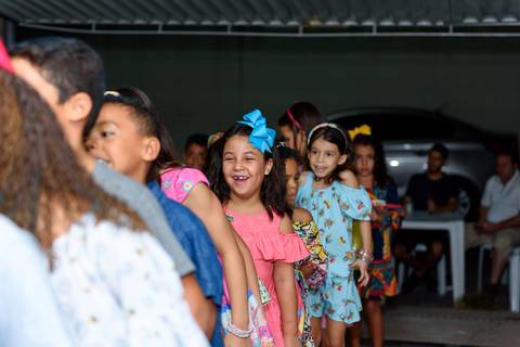 menina sorridente na festa'