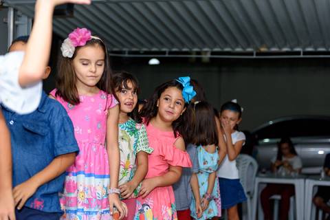 festa infantil com muitas brincadeiras'