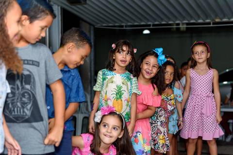 festa infantil com várias brincadeiras'