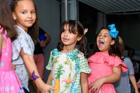 menina muito animada com as brincadeiras'