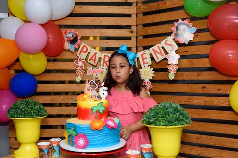 hora de assoprar as velas e fazer um pedido'