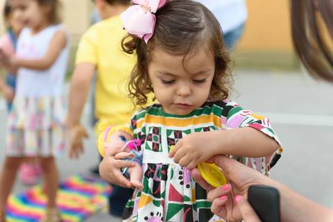 Recebendo presente de aniversário'