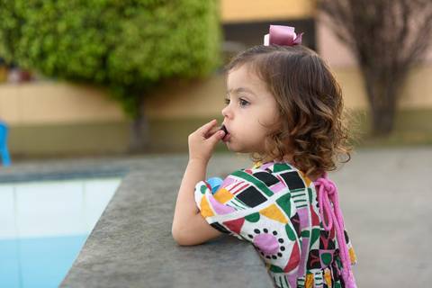 Comendo docinhos na festa'