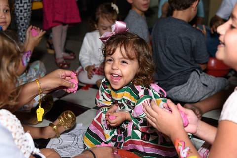 brincando com todos os amigos'