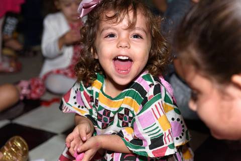 menina feliz na festa de aniversário'