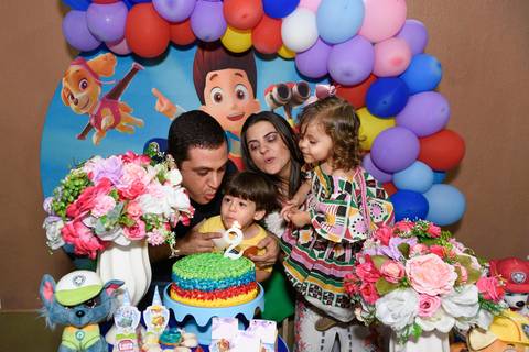 Assoprando a vela na hora dos parabéns'