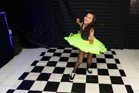 menina dançando na festa'