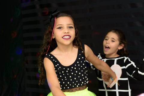 Brincando com as amigas na festa de aniversário'