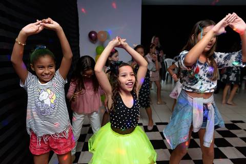 Todas curtindo a festa infantil'