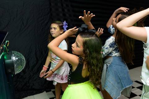 Dançando e curtindo na própria festa'