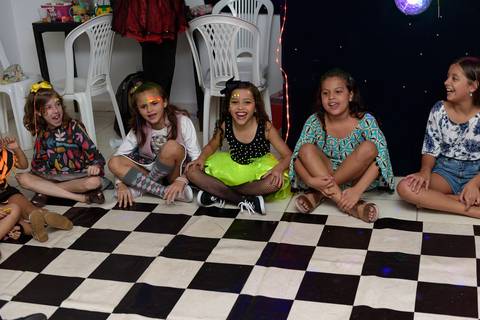 Curtindo cada momento na festa de aniversário'