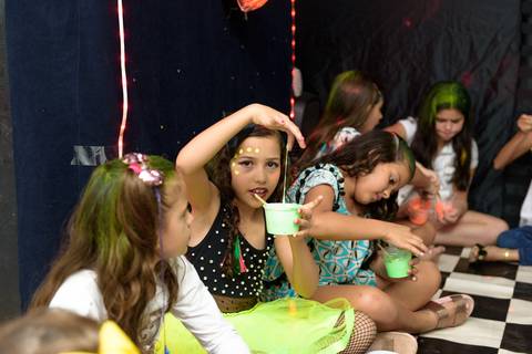 fazendo slime na festa'