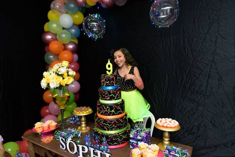 menina atrás do bolo para cantar'