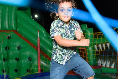 E começa a brincadeira na cama elástica'