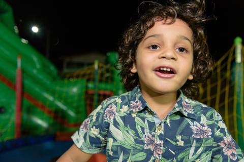 O aniversariante curtindo cada minuto da sua festa'