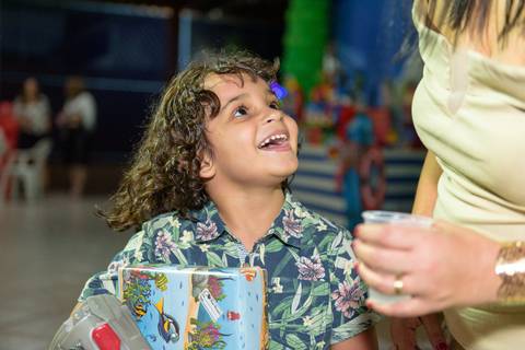 Alegria de ganhar o presente na sua festa de aniversário'