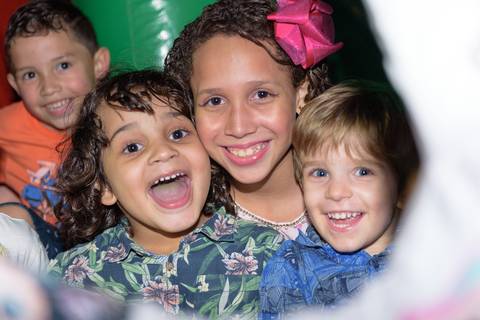 A turma toda junta e misturada na festa de aniversário'