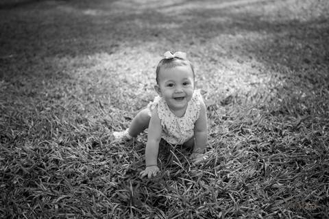 Foto em PeB,  Smash the Cake por Adriana Mesquita, fotografo de Familia em Uberlândia'