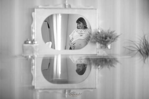 Registro em Preto e branco do ensaio de Gestante de Crislaine e Leandro pela fotografo Adriana Mesquita, Fotografia de Familia'