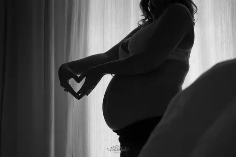 Registro em Preto e branco do ensaio de Gestante de Crislaine e Leandro pela fotografo Adriana Mesquita, Fotografia de Familia'