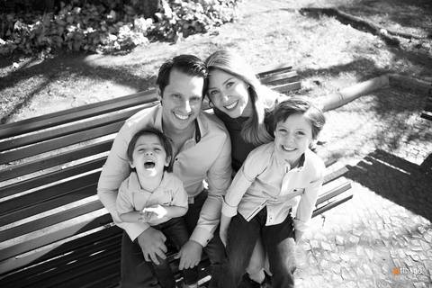 Registro em preto e branco da família, fotos de Adriana Mesquita, fotografa de Familia'