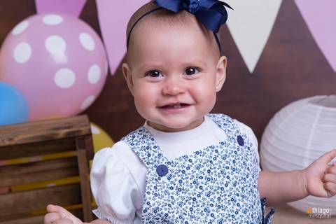 Ensaio Smash de Cake da pequena Isadora no estúdio, pela fotografa de Família Adriana Mesquita'