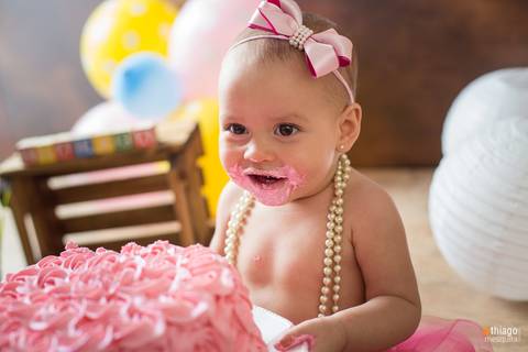 Ensaio Smash de Cake da pequena Isadora no estúdio, pela fotografa de Família Adriana Mesquita'