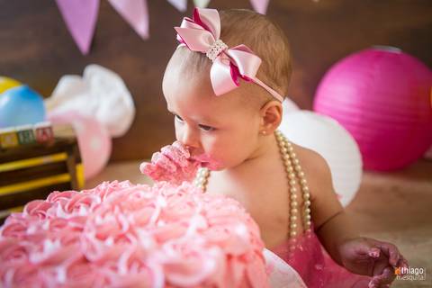 Ensaio Smash de Cake da pequena Isadora no estúdio, pela fotografa de Família Adriana Mesquita'