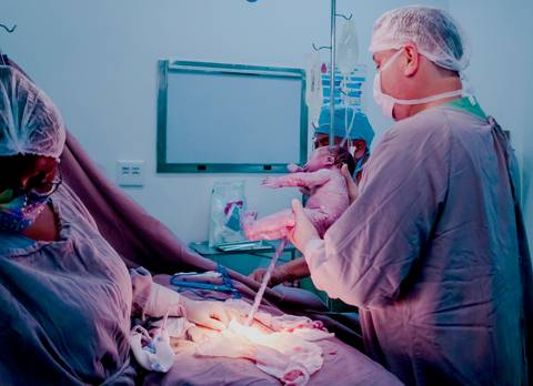 Nascimento do bebê na Maternidade - Hospital Salvalus '