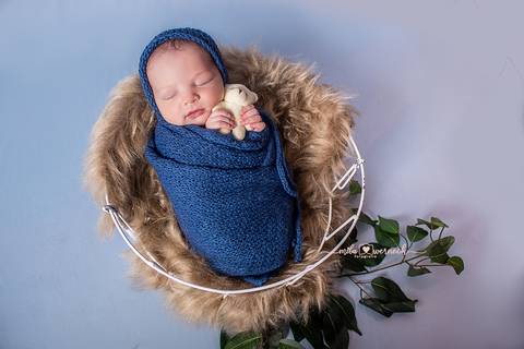 foto newborn com ursinho'