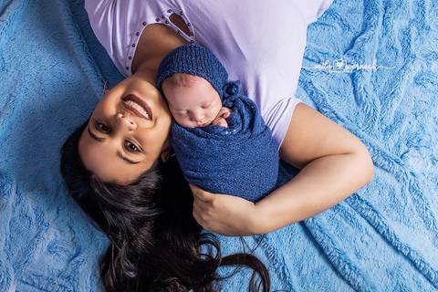 ensaio newborn com a mãe '