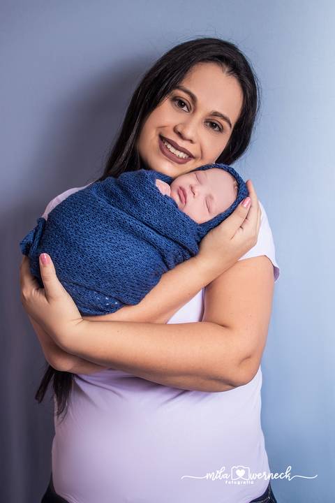 foto newborn com a mamãe'