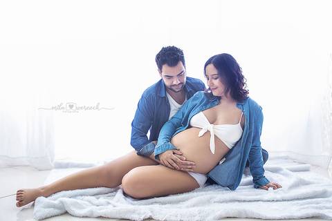 Gestante Casal sentados'