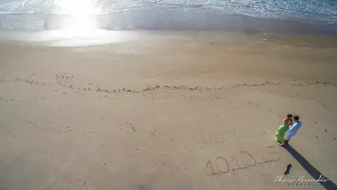 Marcando na areia a grande data'