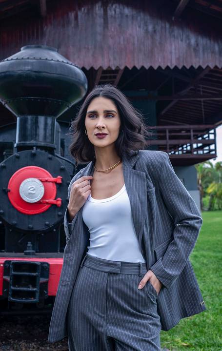 Retrato de Bruna Rotrin dentro de um vagão de trem em Brasília. Fototógrafa Alexandra Paz Brasília'