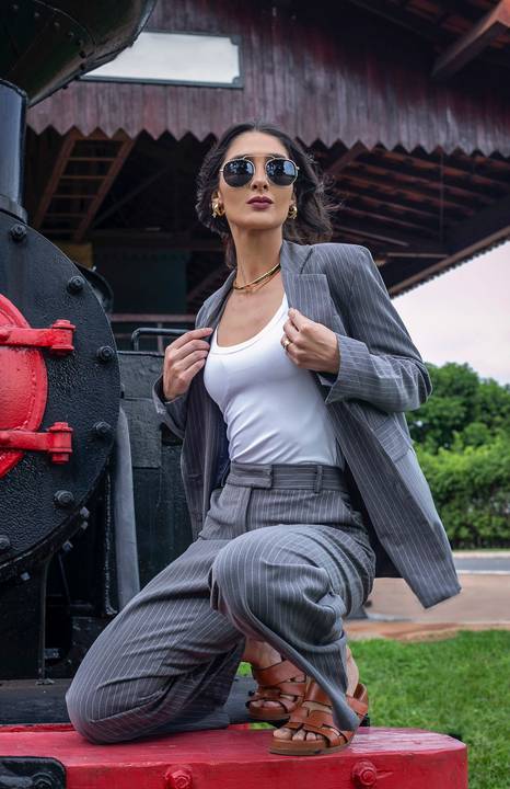 Ensaio feminino com Bruna Rotrin em frente a um vagão de trem em Brasília. Fototógrafa Alexandra Paz Brasília'