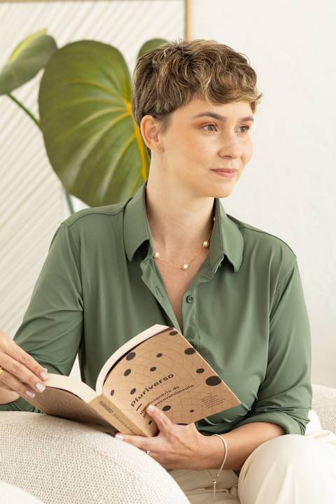Ensaio feminino em ambiente de paredes brancas, com estética clean e sofisticada. Alexandra Paz, fotógrafa de Brasília.'