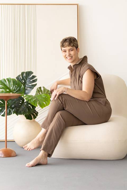 Foto em estúdio com detalhes sutis, mobiliário selecionado e linguagem visual sofisticada. Alexandra Paz, fotógrafa de Brasília.'