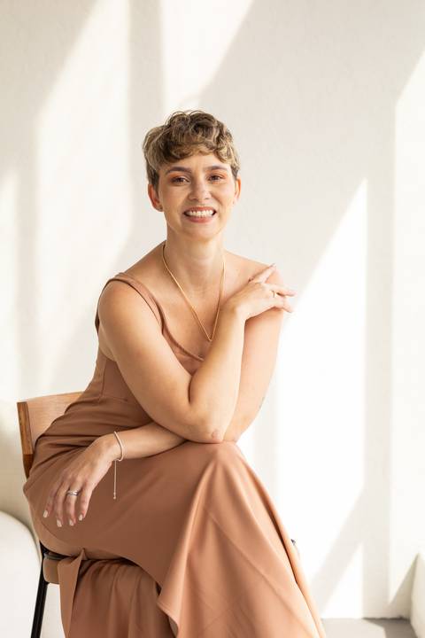 Retrato autoral em estúdio com espelhos espalhados e composição cheia de personalidade. Alexandra Paz, fotógrafa de Brasília.'
