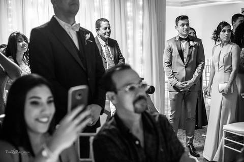 Convidados fotografam com o celular'