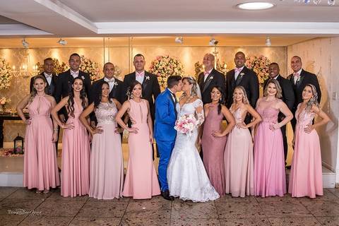 Fotografia dos noivos com padrinhos na Lescamar Festas'