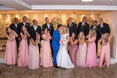 Fotografia dos noivos com padrinhos na Lescamar Festas'