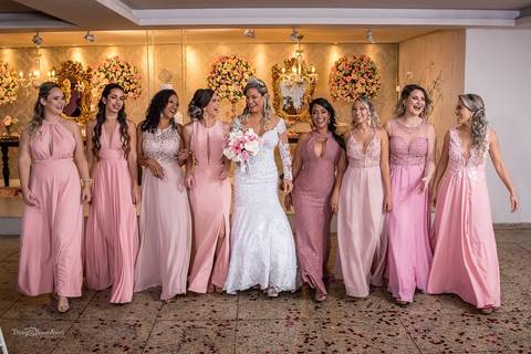 Fotografia dos noivos com padrinhos na Lescamar Festas'