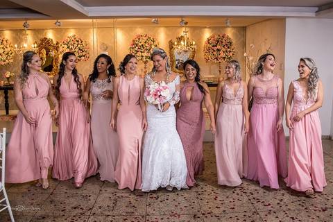 Fotografia dos noivos com padrinhos na Lescamar Festas'