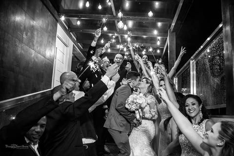 Fotografia dos noivos com a benção dos padrinhos na Lescamar Festas'