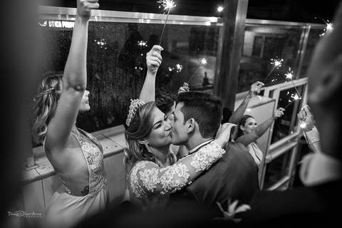 Beijo dos noivos com a benção dos padrinhos Lescamar Festas'