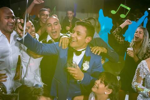 Noivo comemora seu casamento na Lescamar Festas'