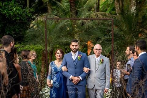 Noivo entra com os pais espaço paradisus casamento rústico'