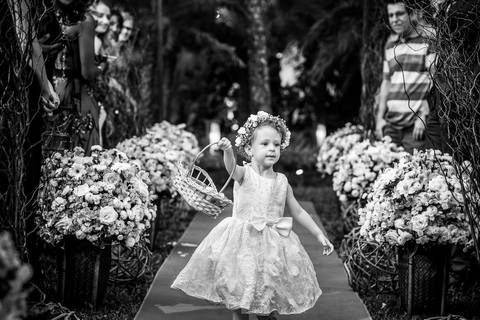 Fotografia em preto e branco de daminha florista no espaço paradisus'